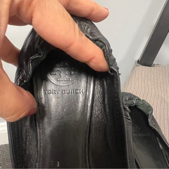 Tory Burch Reva Black Leather Ballerina Flats Gold Medallion Women's Size 7.5M - Picture 9 of 11